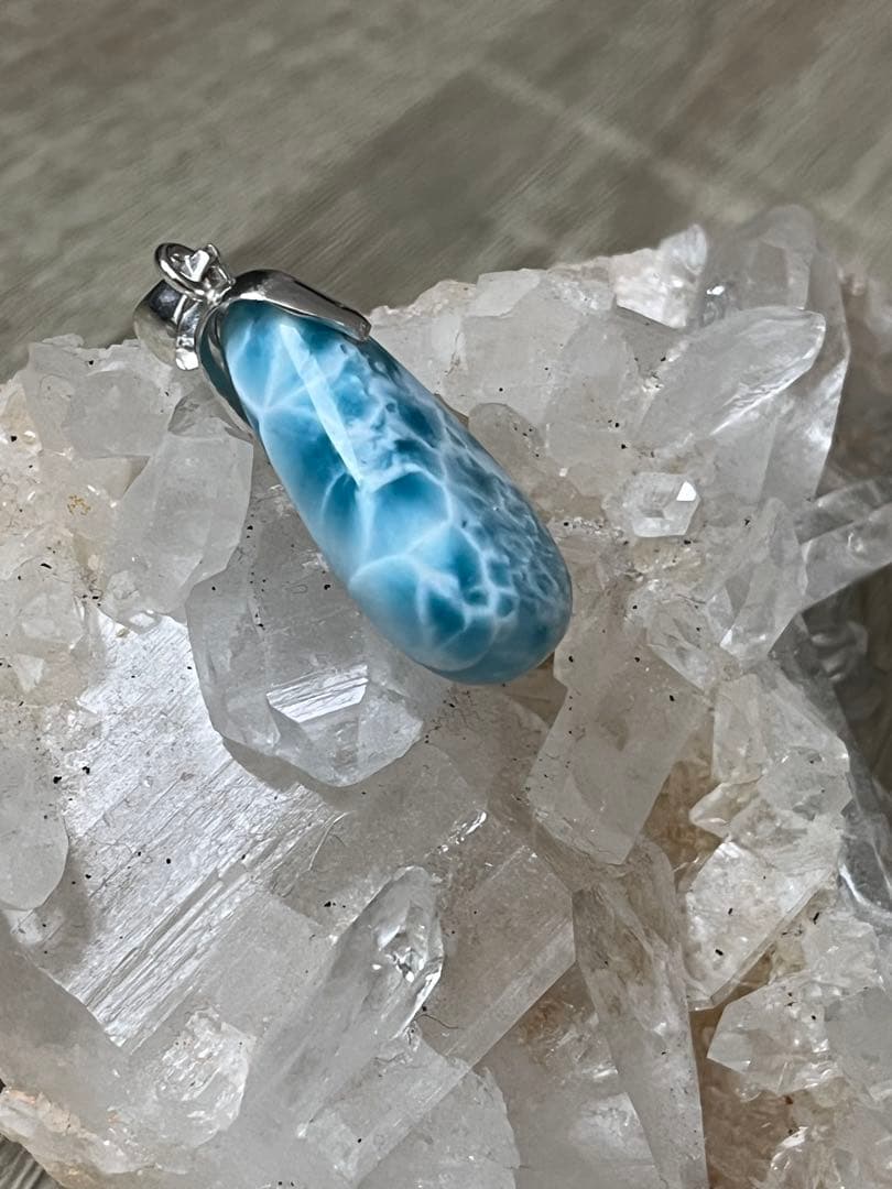 天然石ラリマー☆高品質！しずく型ペンダントトップ☆両面違う模様で素敵！