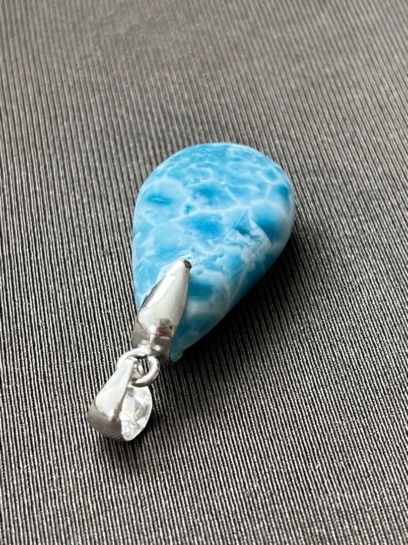 天然石ラリマー☆高品質！しずく型ペンダントトップ☆両面違う模様で素敵！