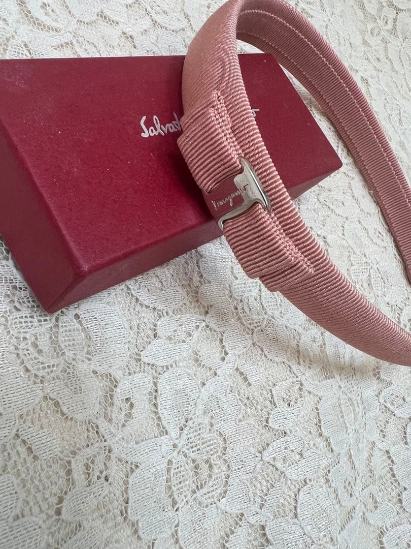 【新品、未使用】フェラガモ　カチューシャ　ピンク