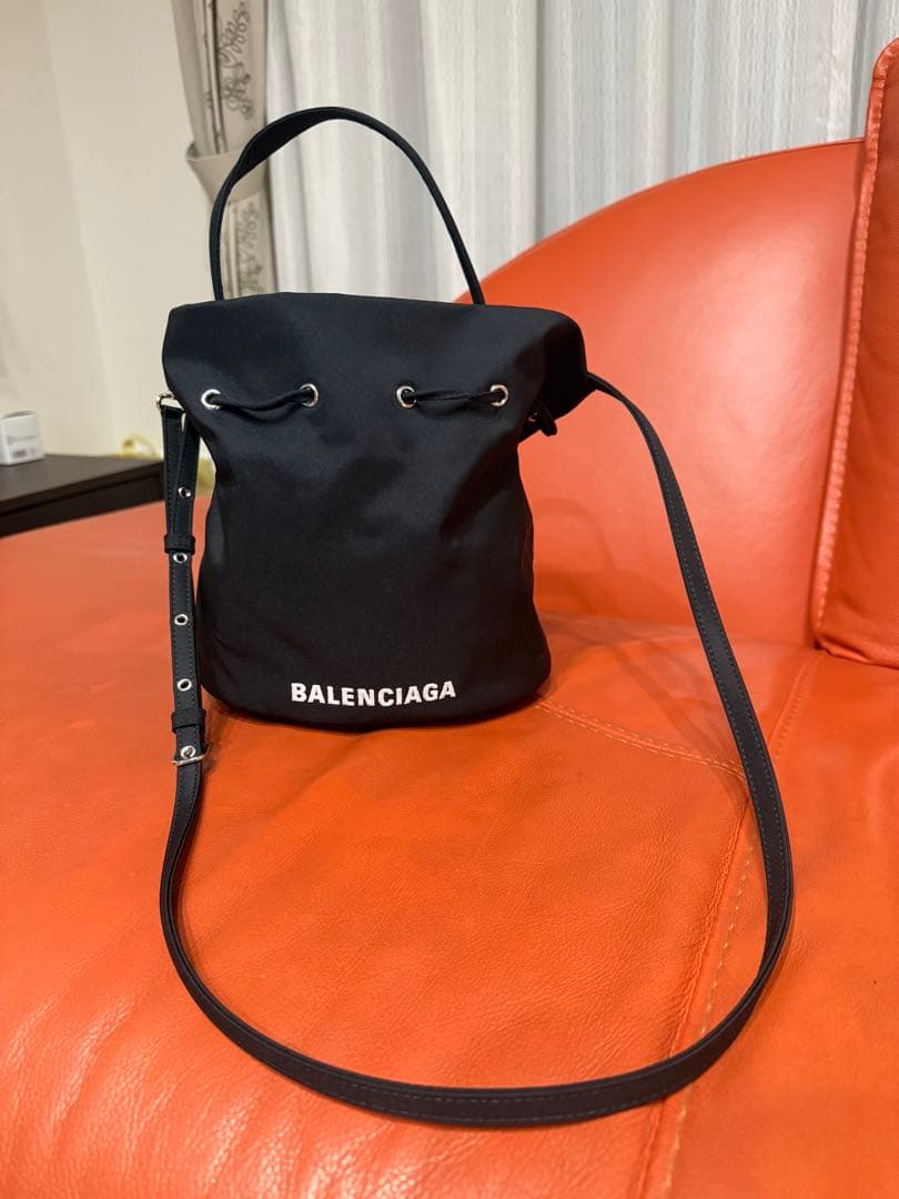 りんご　バレンシアガ　ドローストリング　ショルダーバッグ