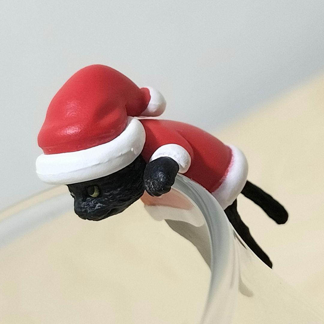 コップの黒猫 2匹   サンタ、トナカイver.