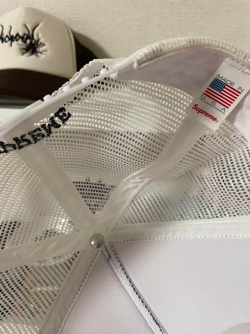 Supreme AUTHORIZED DEALER トラッカーキャップ