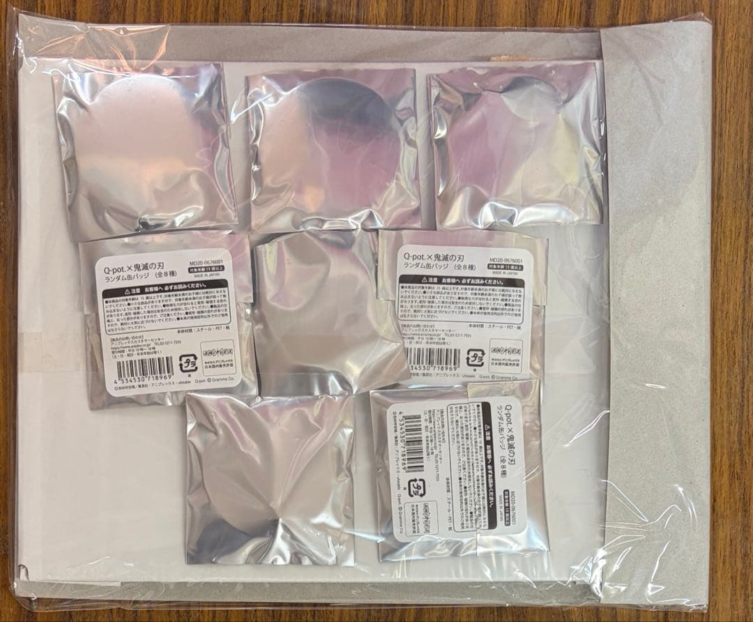 601く 鬼滅の刃　キューポット　缶バッジ　全8種類