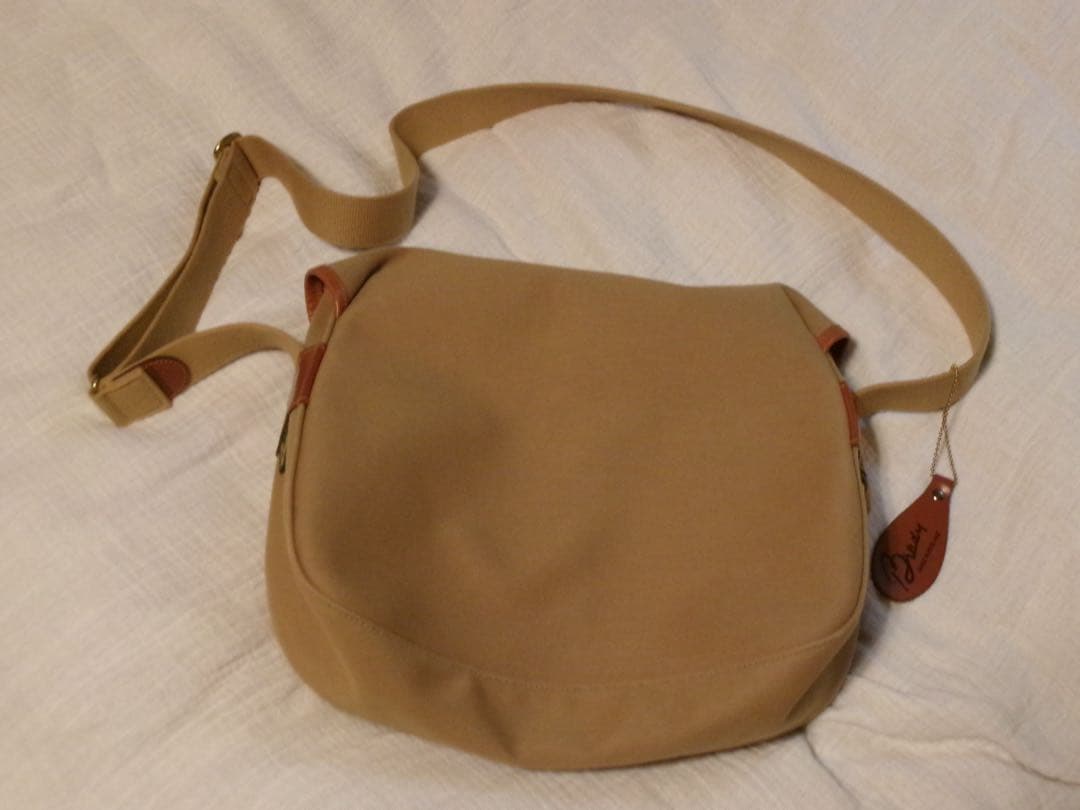 【美品】BRADY ブレディ アリエルトラウト ショルダーバッグ カーキ