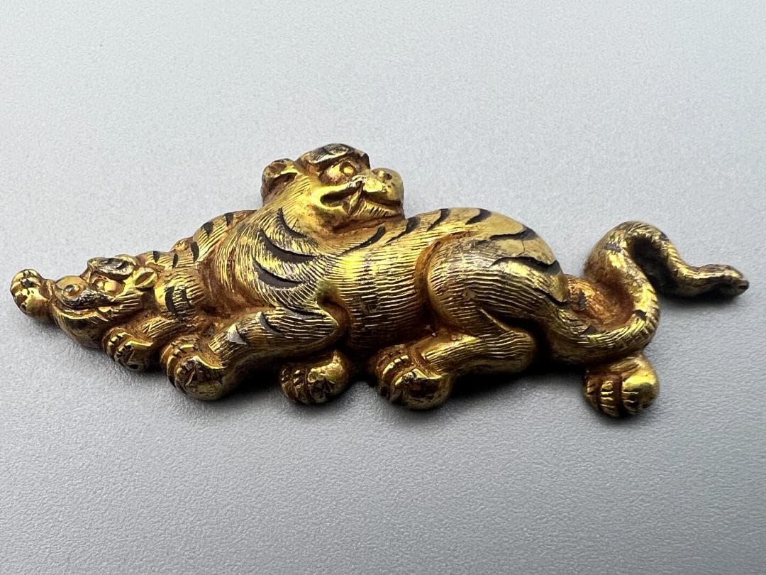 【海】江戸明治金工　虎親子　手彫　目貫一体　銅製鍍金　骨董品　専用箱付