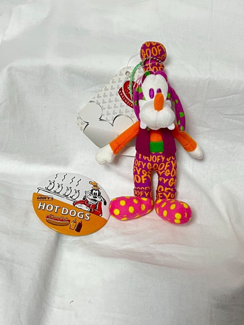 匿名配送/激レア グーフィー ぬいぐるみキーチェーン＋缶バッジ ディズニーストア