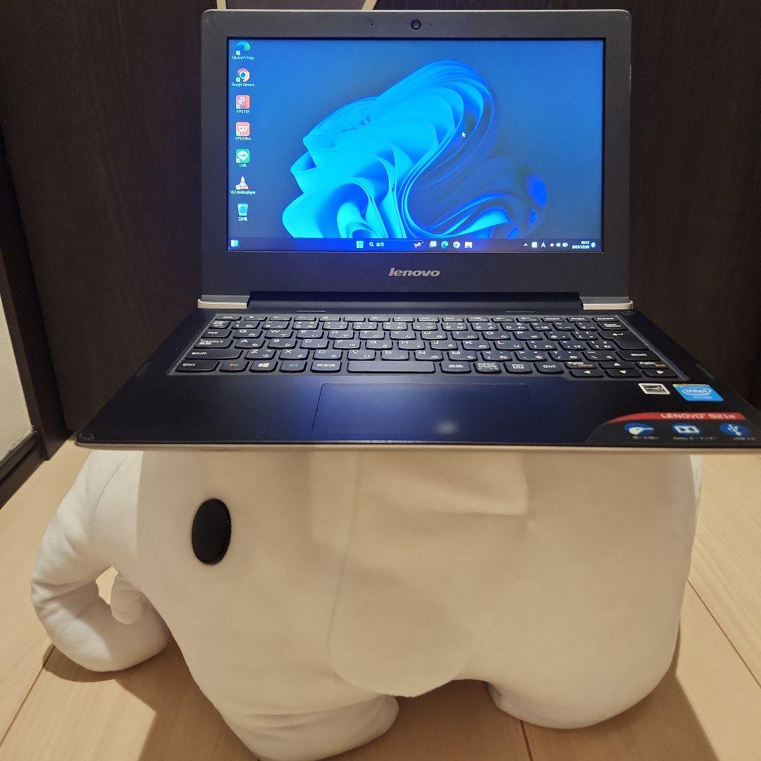 ノートパソコン　薄型　軽量　持ち運びにも最適！　Lenovo