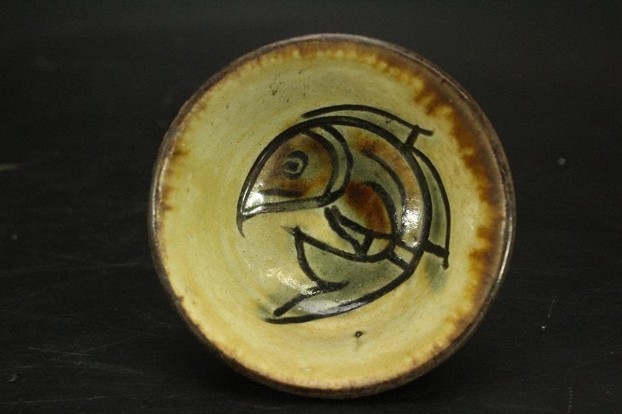 金城次郎 壷屋焼 ぐい呑 共箱 人間国宝 魚紋 美品(メ1269)