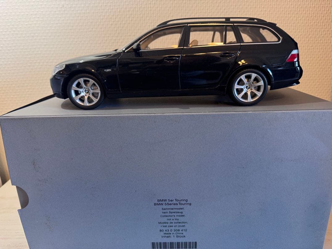BMW 5シリーズ ツーリング ミニカー ブラック