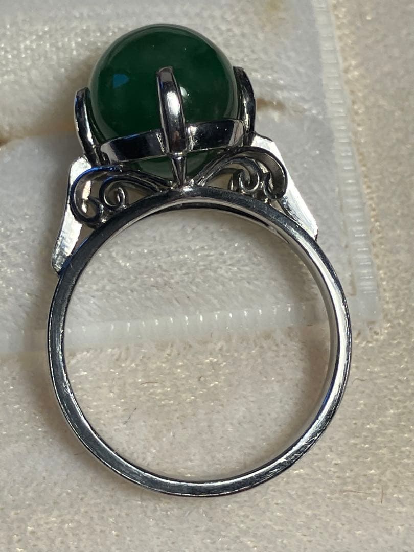 丸いエメラルドの指輪