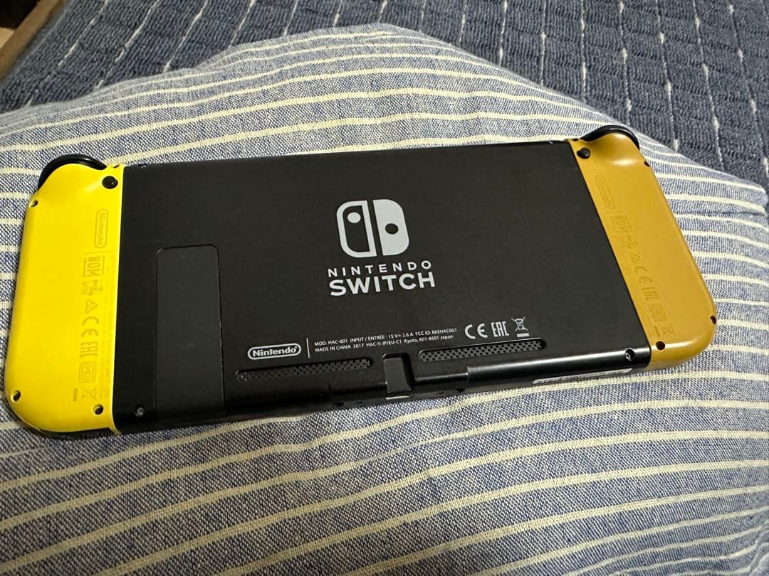 Nintendo Switch 本体【Joyconのみピカブィ】