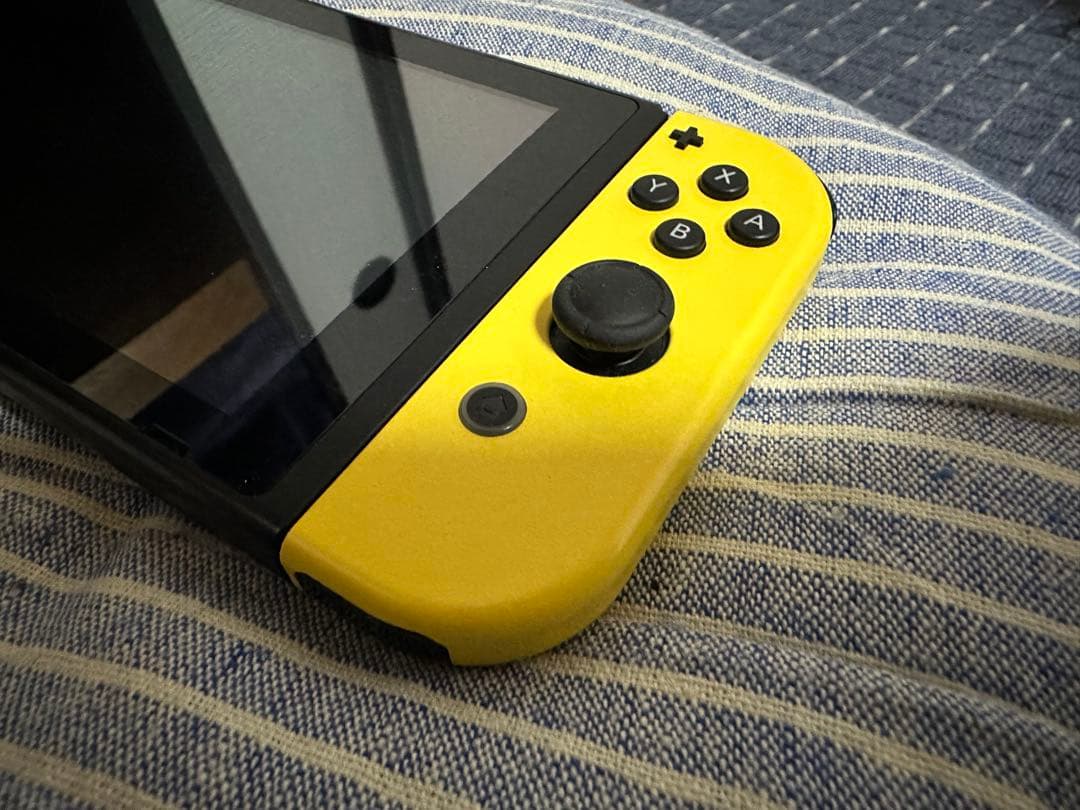 Nintendo Switch 本体【Joyconのみピカブィ】