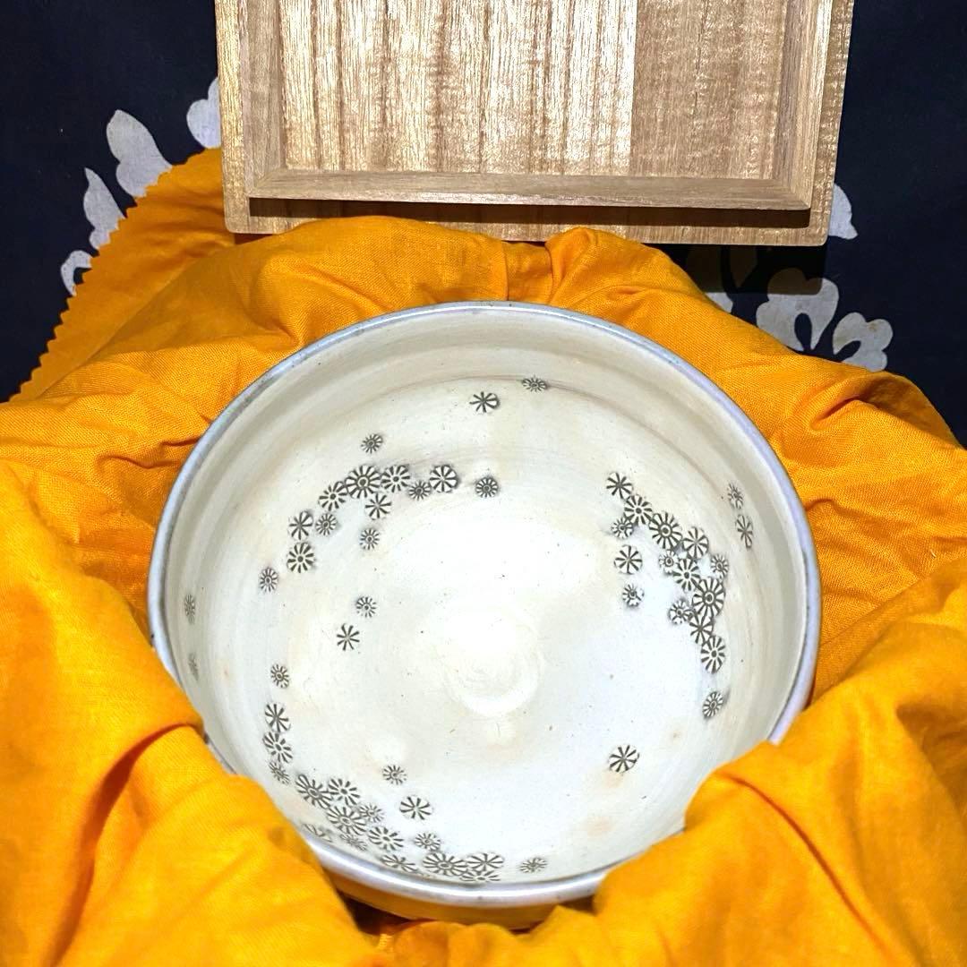 韓国人間国宝　松南申相浩　刷毛目花紋茶碗　釜谷陶房　花三島　共箱・陶歴・覚書有り