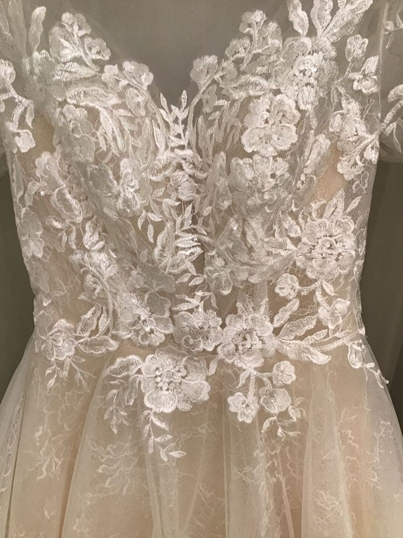 アイボリー レースウェディングドレス