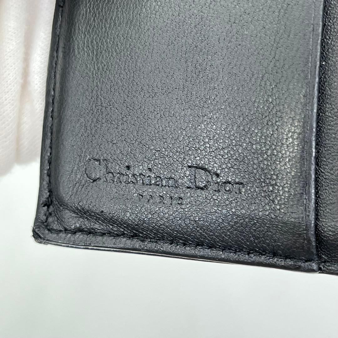 クリスチャンディオール 二つ折り財布 ロゴ金具 エンボス 黒 レザー 男女可能