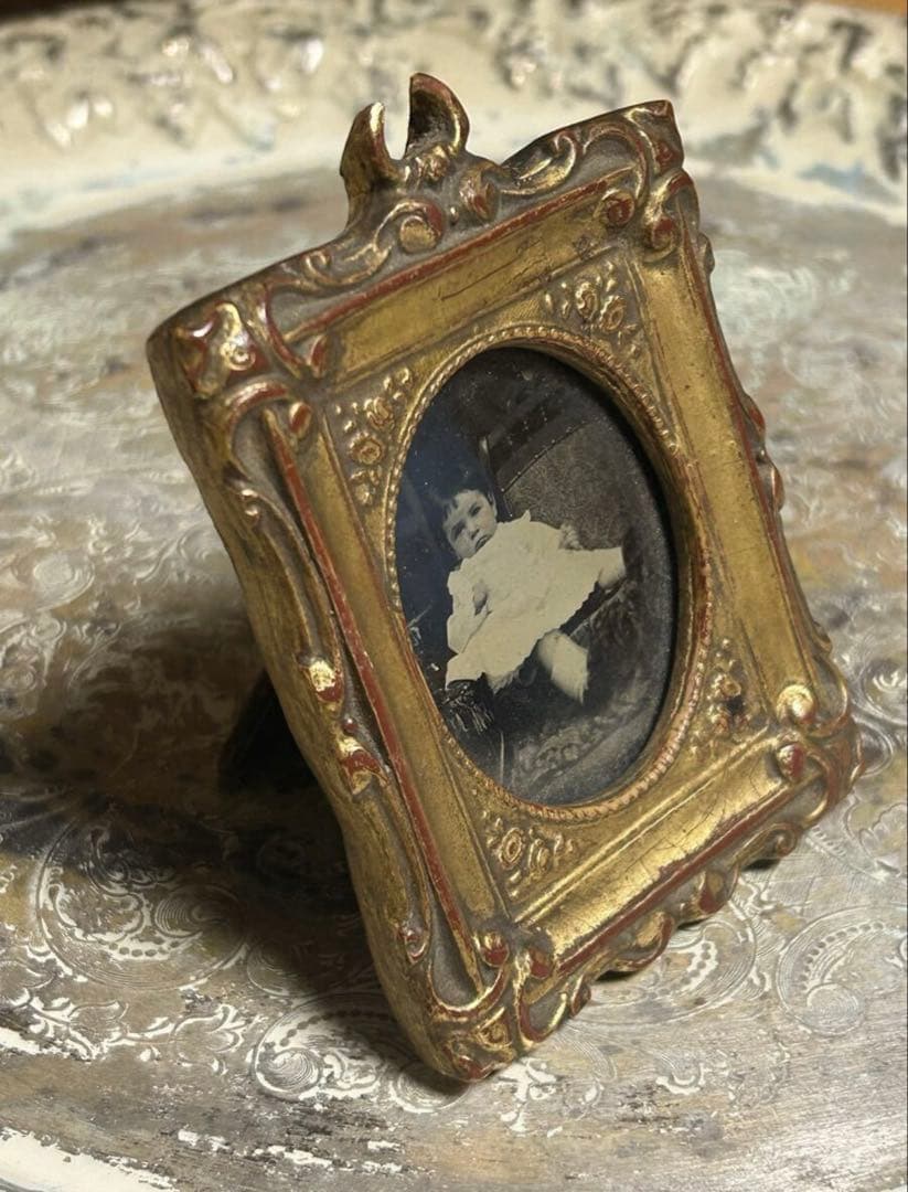 フランスアンティーク写真立て　インテリアフォトスタンド　赤ちゃんの写真入り