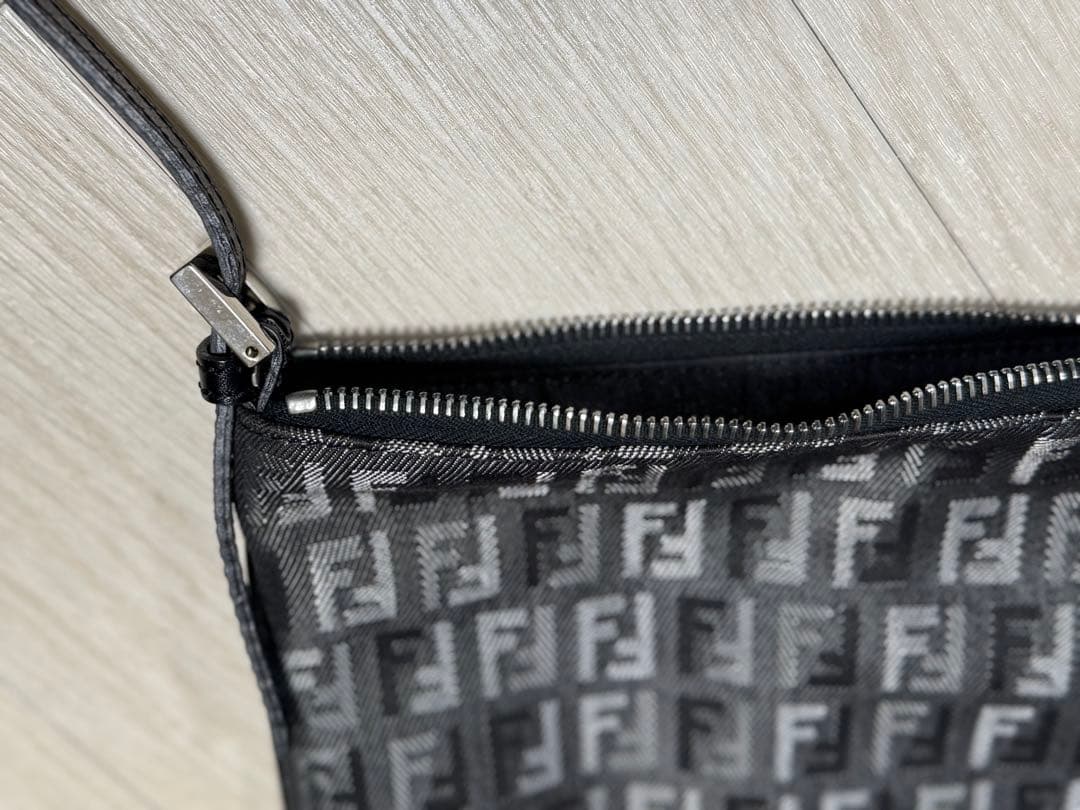 フェンディ　ショルダーバッグ ズッキーノ ズッカ柄　光沢　ブラック