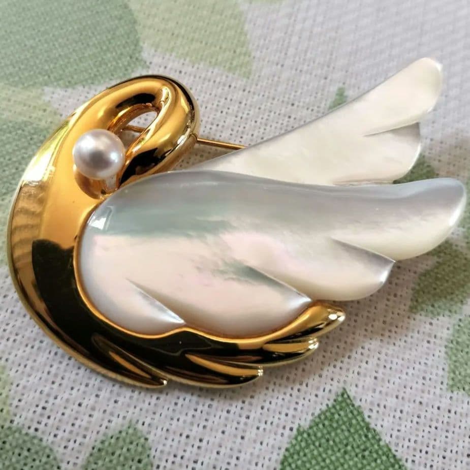 田崎白鳥デザインのブローチ
