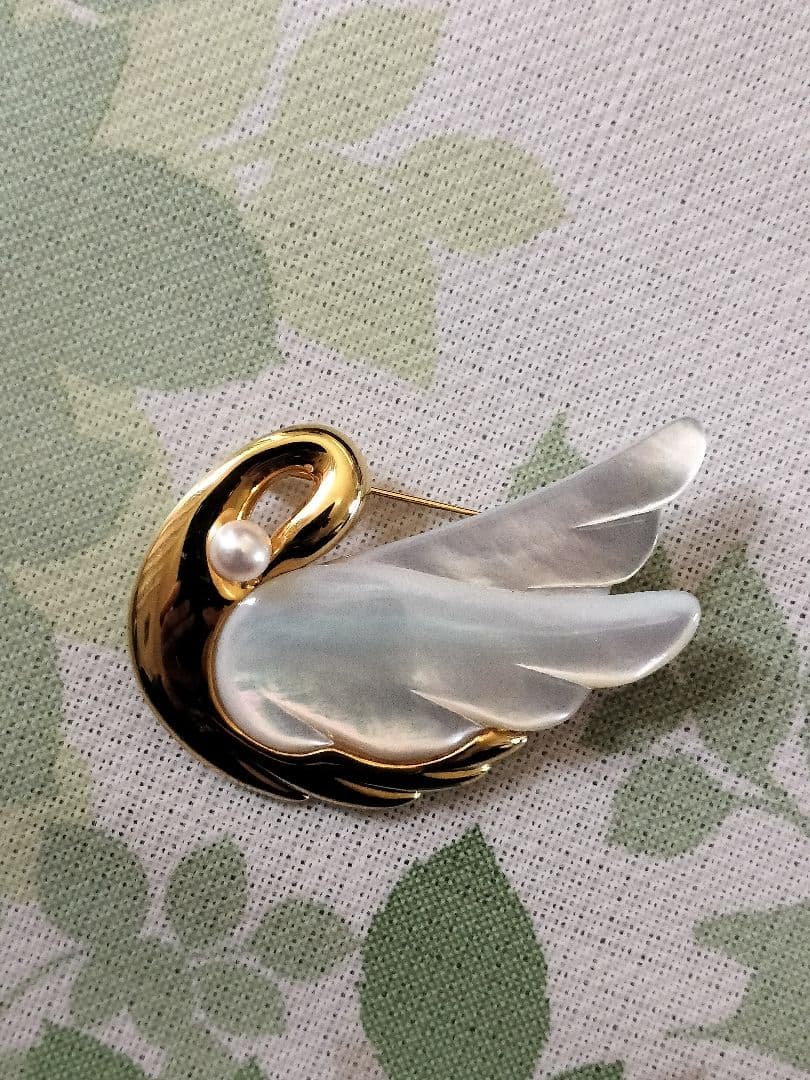 田崎白鳥デザインのブローチ