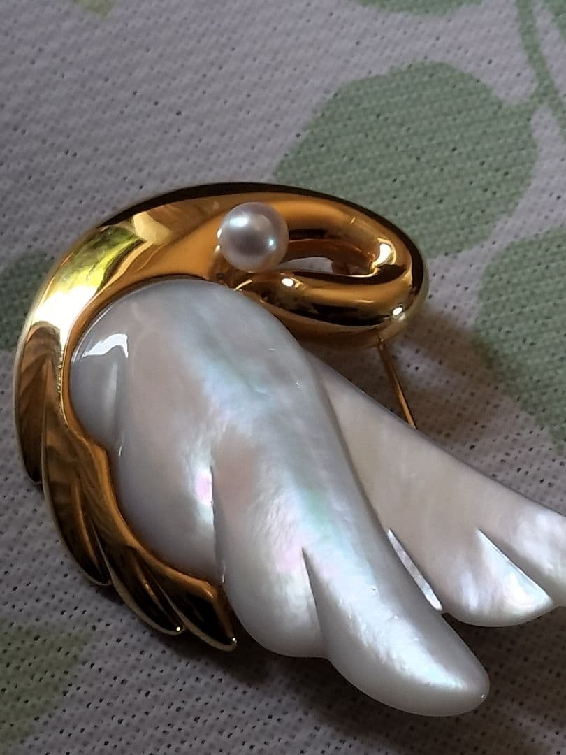 田崎白鳥デザインのブローチ