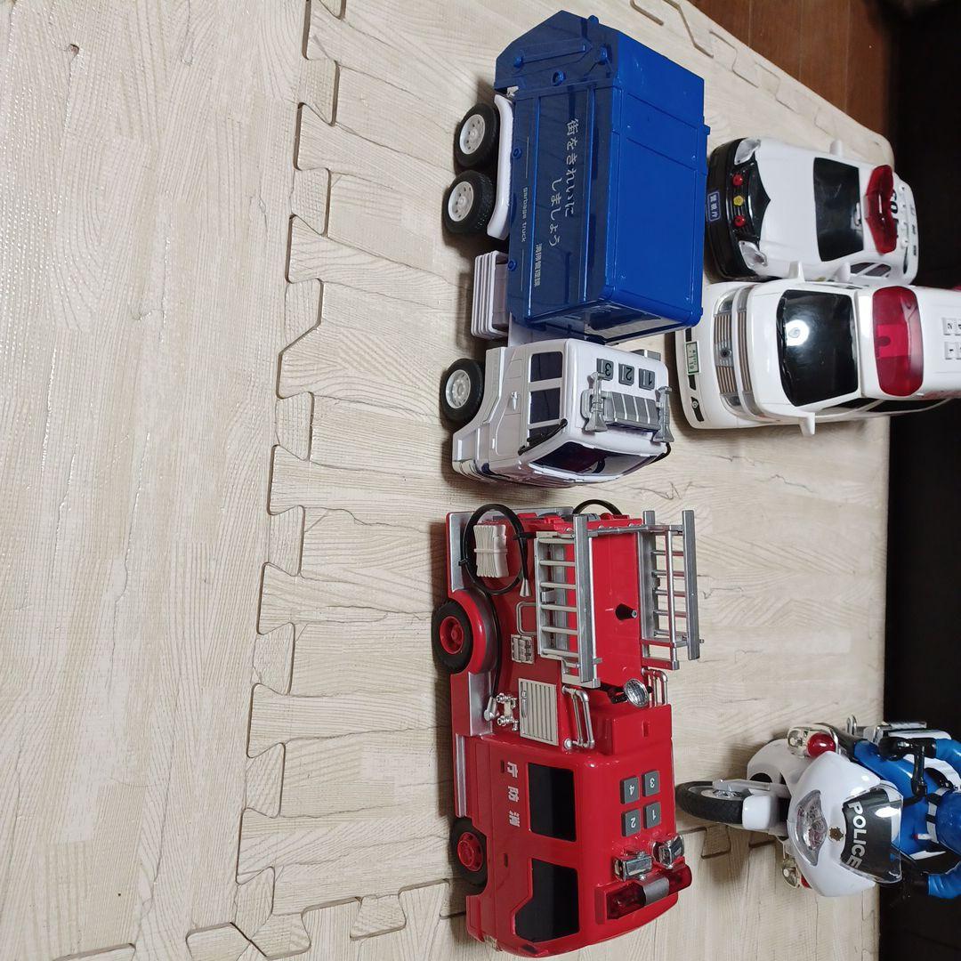 消防車、救急車、はしご車、パトカー、白バイ、ゴミ収集車、バスの計10台まとめ売