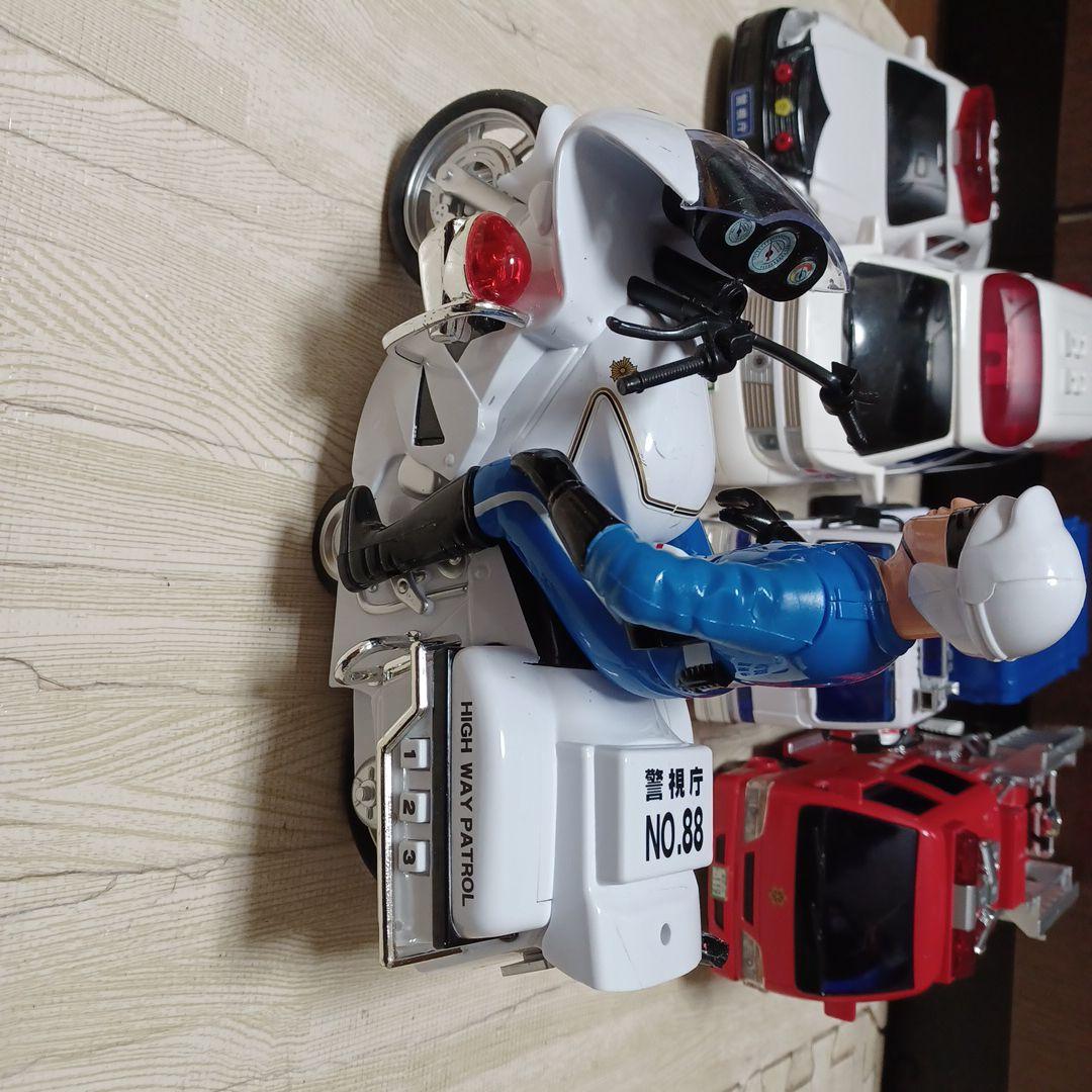 消防車、救急車、はしご車、パトカー、白バイ、ゴミ収集車、バスの計10台まとめ売