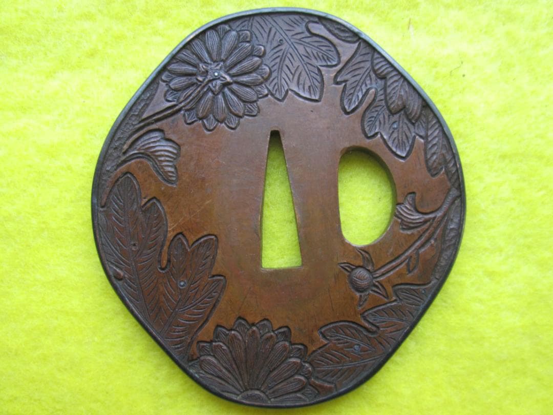 江戸期作　京都金工作　銅地お多福形鍔　菊の図　赤銅覆輪　鋤出し彫り