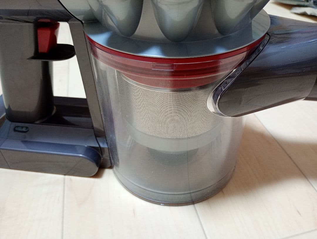 【使用少】dyson v8 ダイソン　スティッククリーナー本体　サイクロン掃除機