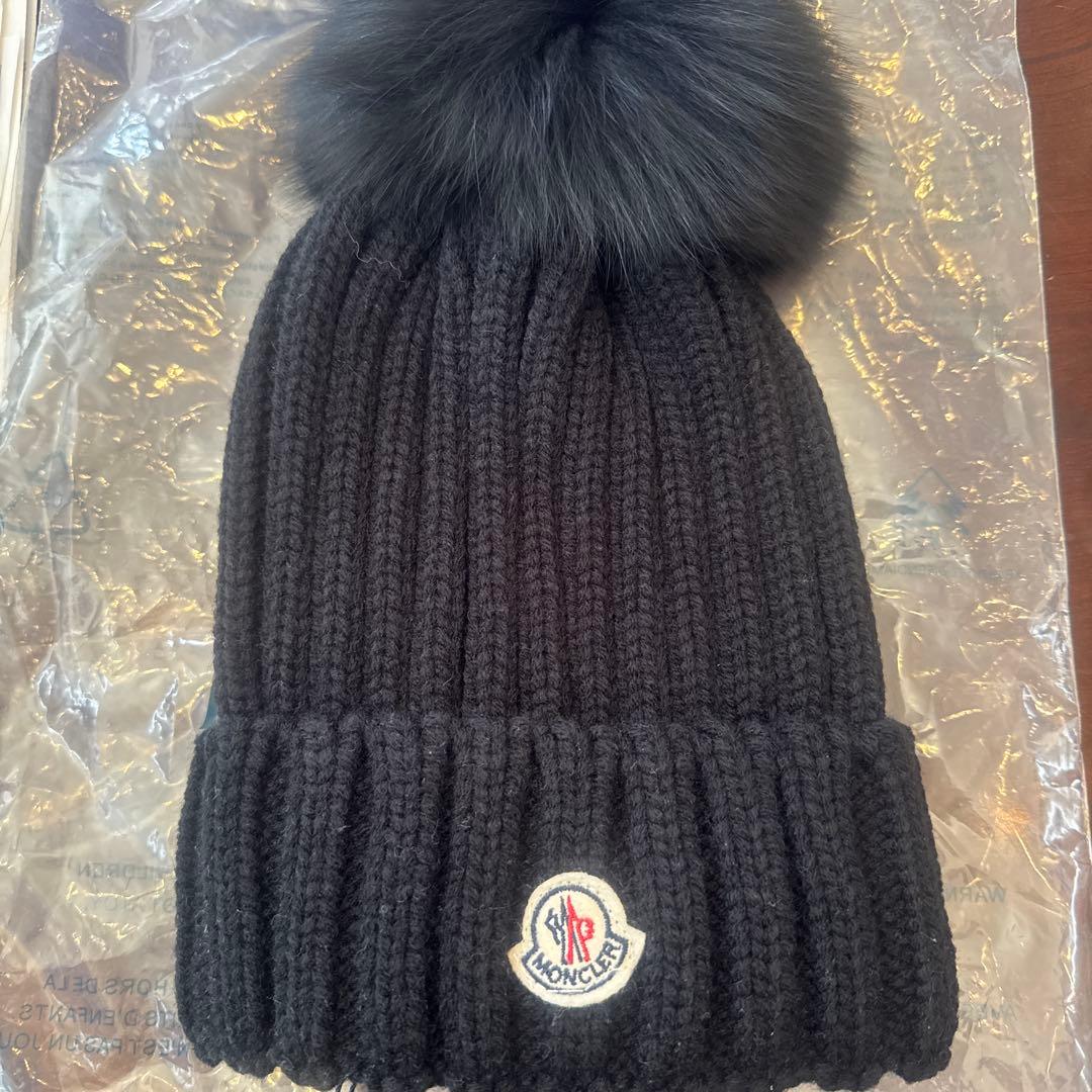 MONCLER ブラック ニット帽 ファー付き