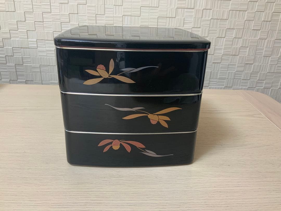 天然木 漆塗り 銀縁 3段重箱 木箱入り 四君子柄 高級品