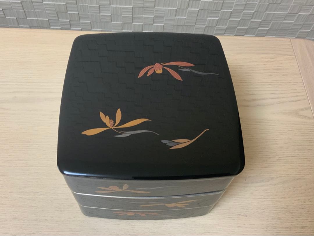 天然木 漆塗り 銀縁 3段重箱 木箱入り 四君子柄 高級品