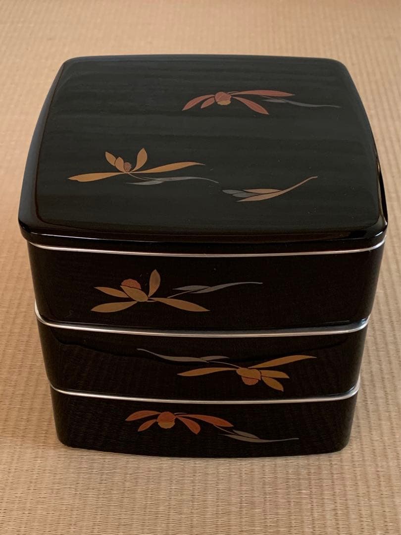 天然木 漆塗り 銀縁 3段重箱 木箱入り 四君子柄 高級品