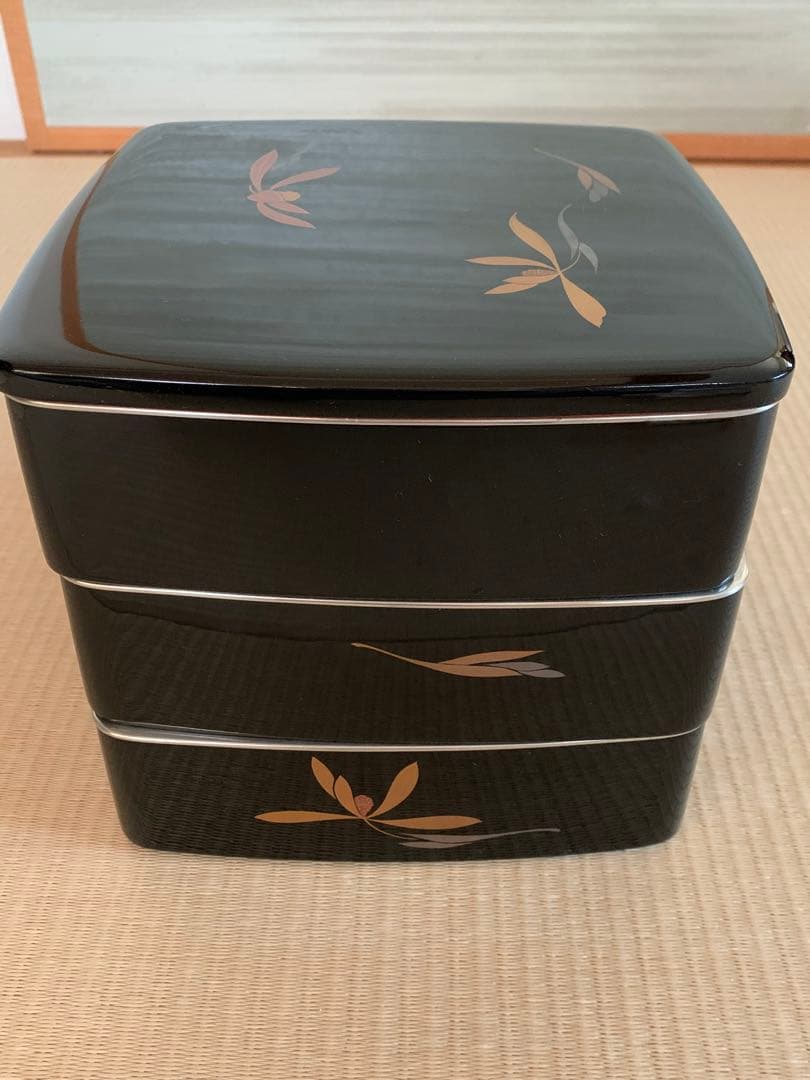 天然木 漆塗り 銀縁 3段重箱 木箱入り 四君子柄 高級品