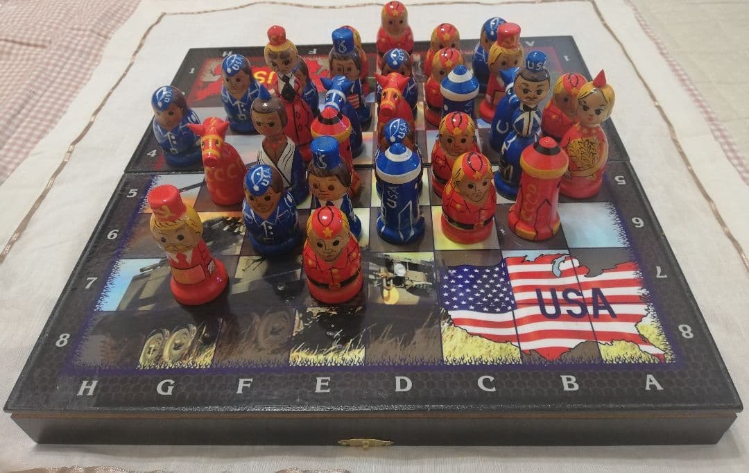 チェスセット　木製板、駒〈ソ連×アメリカ〉