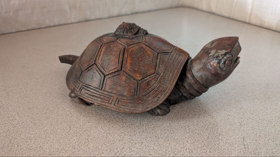 木製亀の彫刻