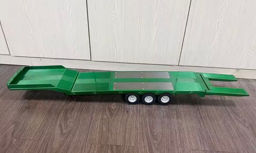 Scania 770 S V8 1\18 スケール　トラックとトレーラーセット