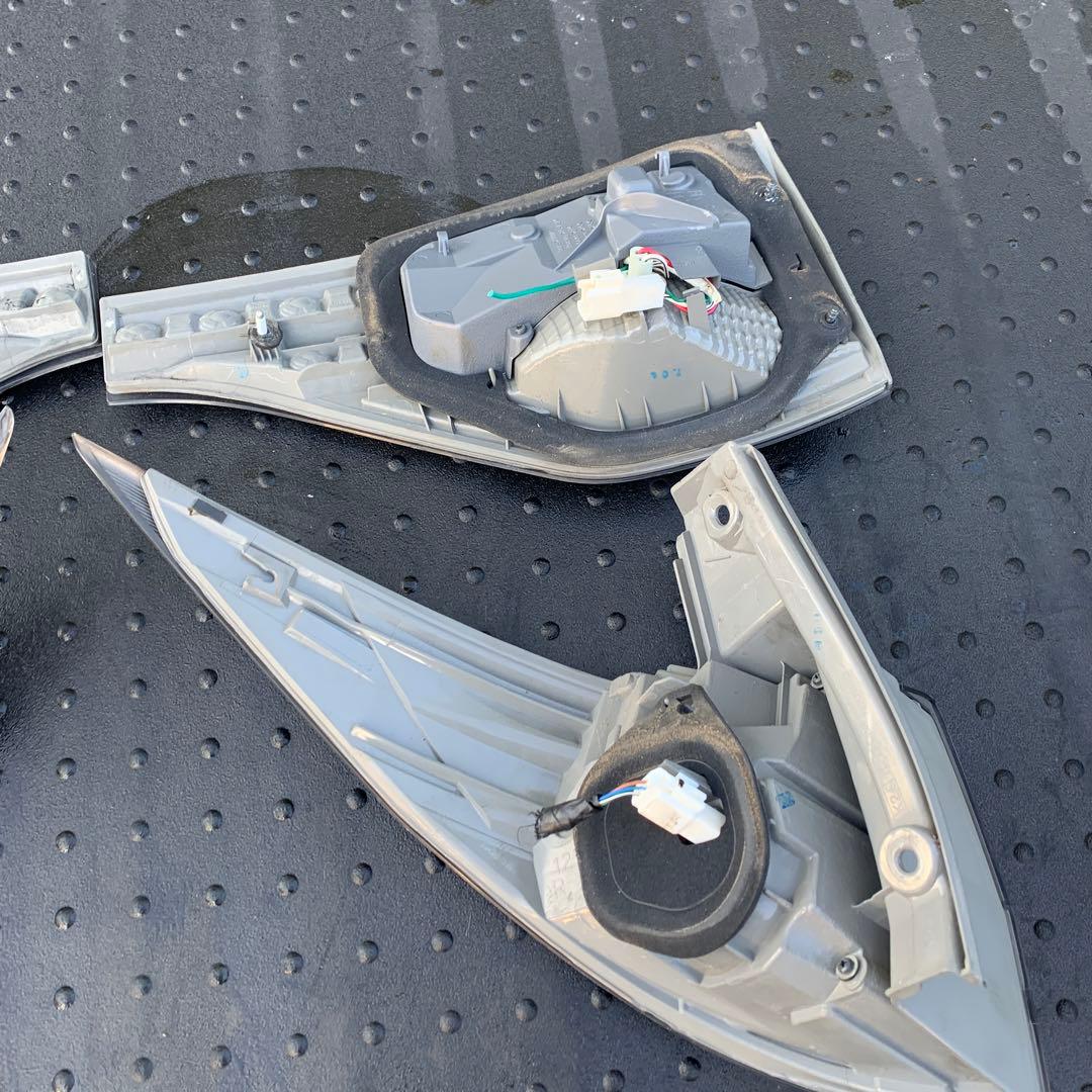 トヨタ　エスティマ　ハイブリッド　AHR20 純正リアテールランプ　中古品