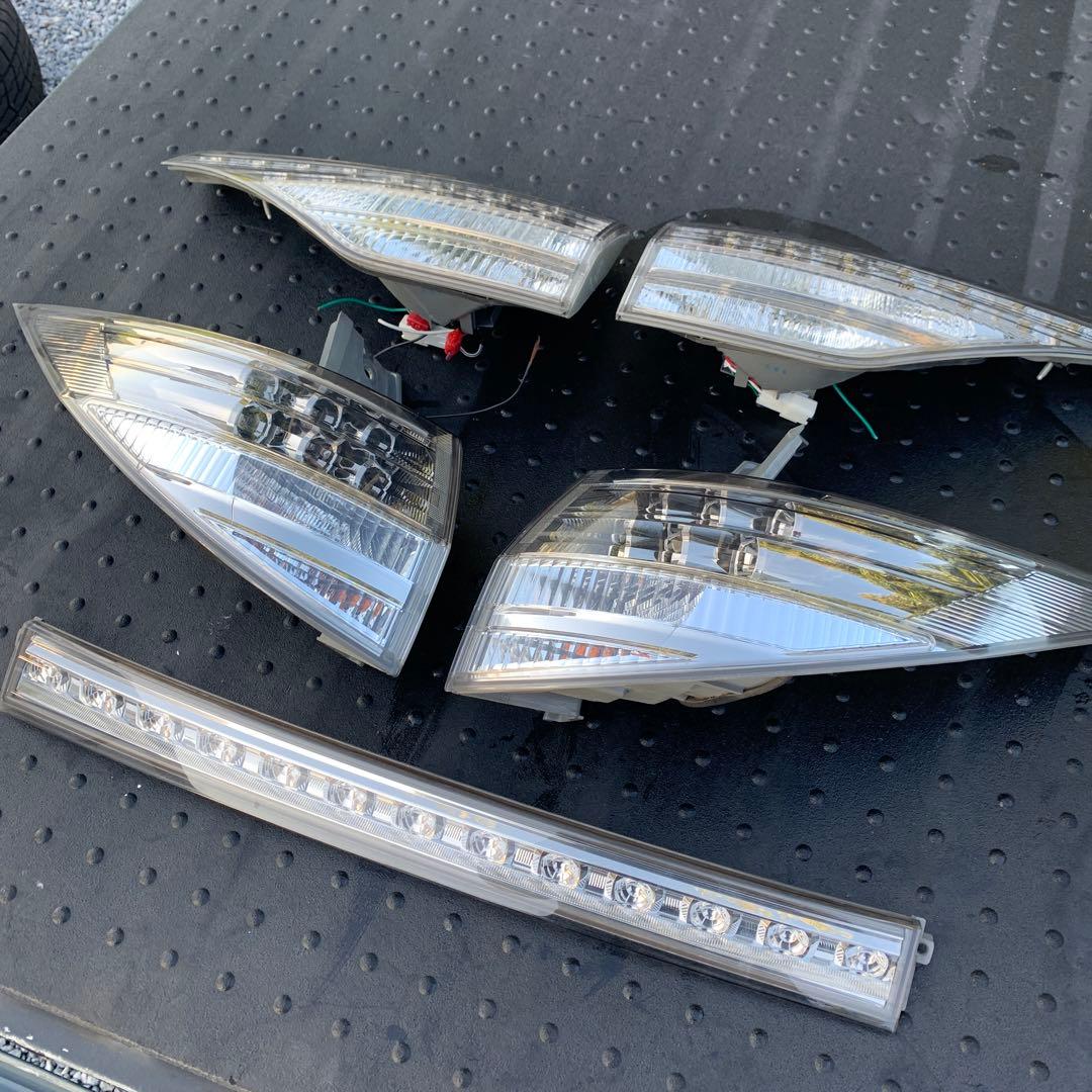 トヨタ　エスティマ　ハイブリッド　AHR20 純正リアテールランプ　中古品