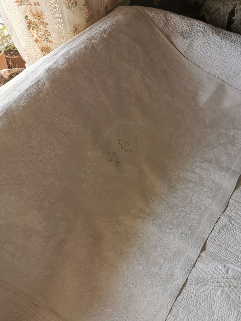 アンティーク ビーダーマイヤー トワルドジュイ 日常美 花文字刺繍ダマスクリネン