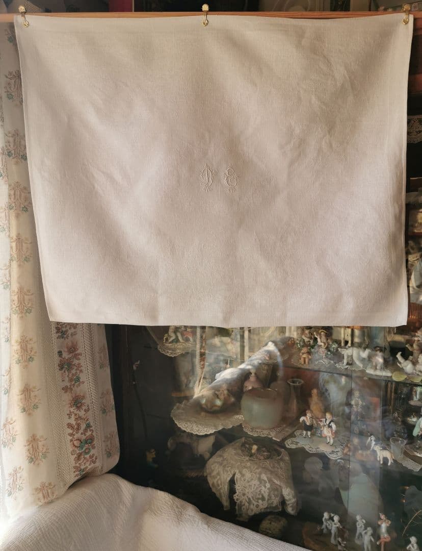 アンティーク ビーダーマイヤー トワルドジュイ 日常美 花文字刺繍ダマスクリネン