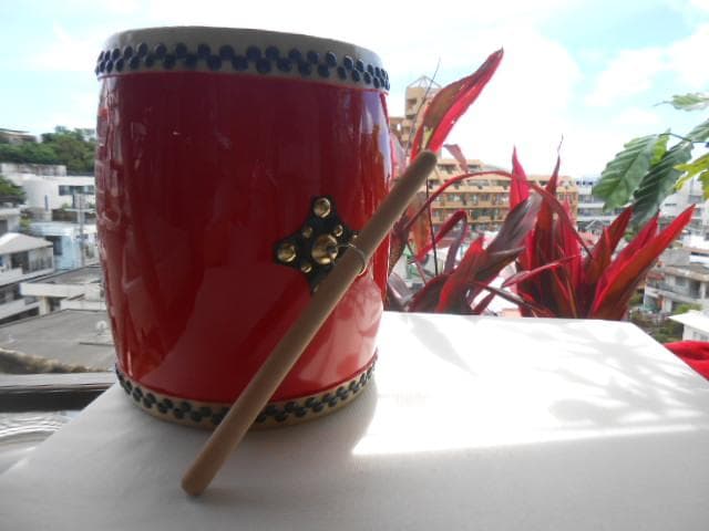 新品未使用(送料無料)17.980円Nエイサー小太鼓24cm*31cm 撥付黄牛