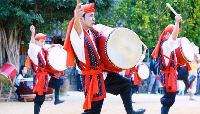 新品未使用(送料無料)17.980円Nエイサー小太鼓24cm*31cm 撥付黄牛