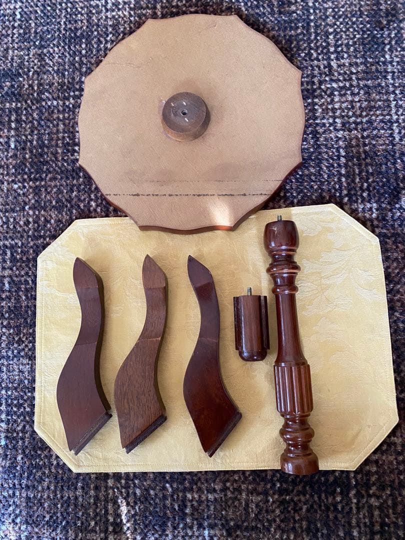 八角形の木製テーブル