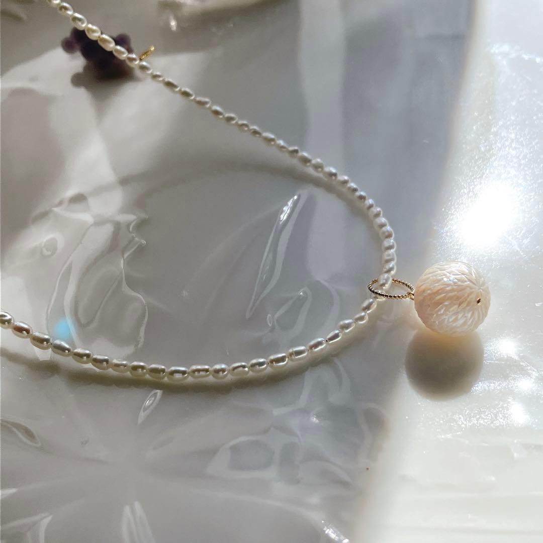 桃色の雲◆ドラゴンスケールカービング✧淡水パールネックレストップ