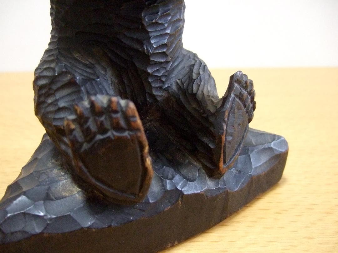 珍品 木彫り トウモロコシを食べる熊 ガラス目