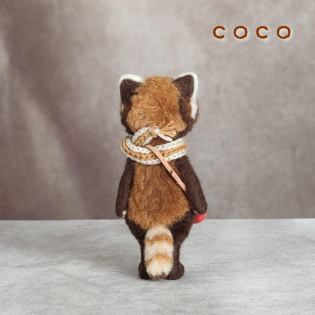 赤リンゴポシェットを下げたレッサーパンダさん