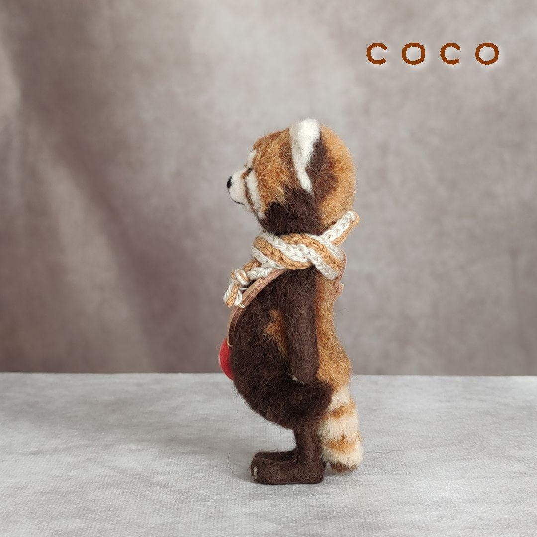 赤リンゴポシェットを下げたレッサーパンダさん