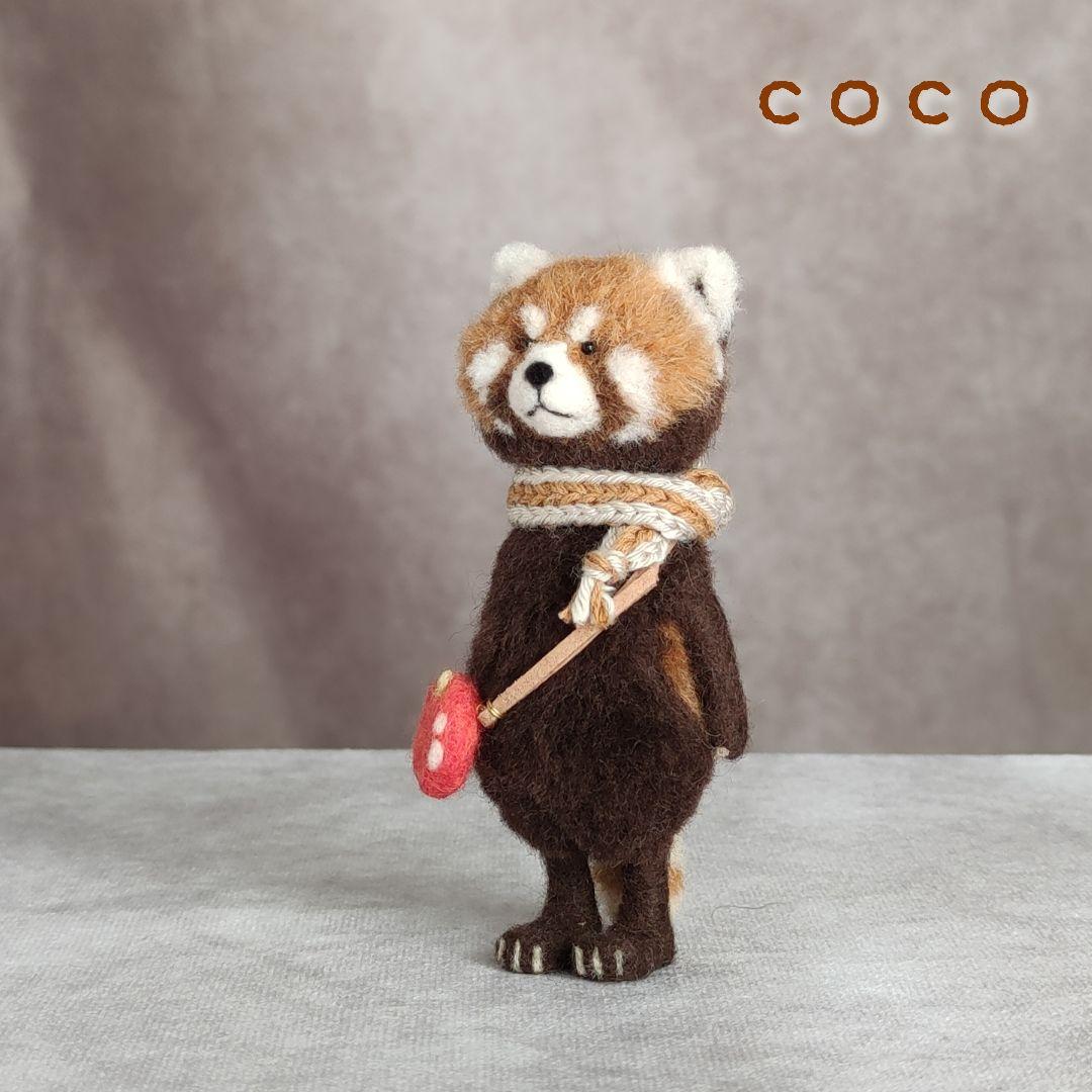 赤リンゴポシェットを下げたレッサーパンダさん