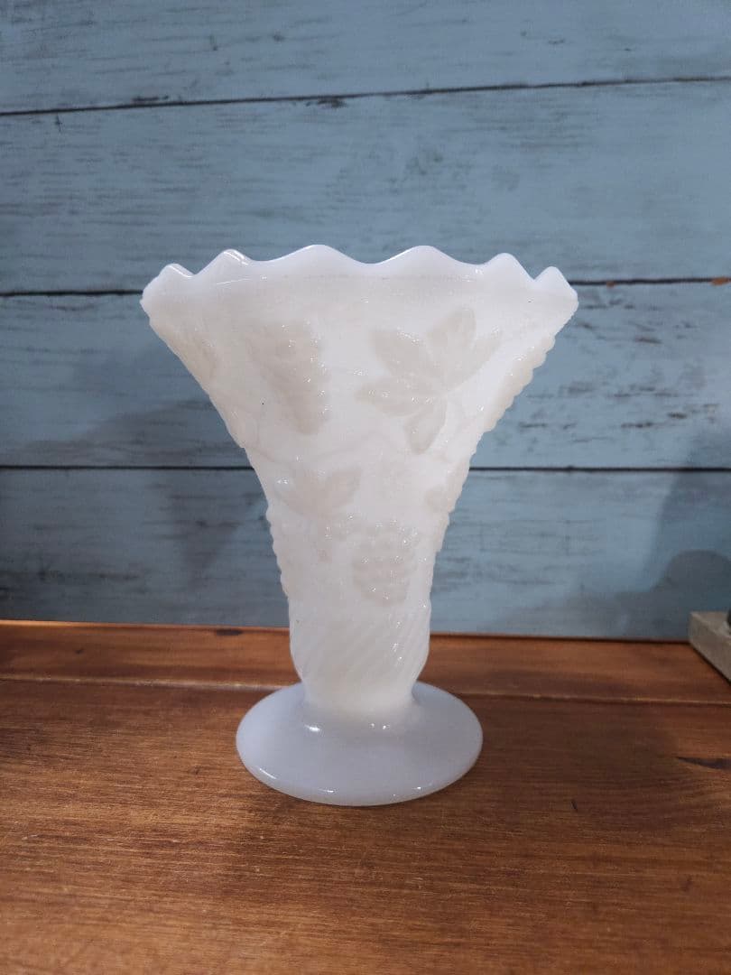 フランスヴィンテージ オパリンガラスの花瓶 白系 ホワイト 葡萄 装飾