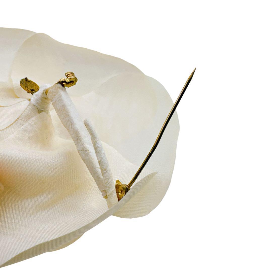 シャネル カメリア ピンバッジ コサージュ レディース アイボリー ホワイト